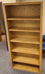lot 21081 image: Very Nice solid oak bookcase with 5 adjustable shelves 40 x 13 x 84 inches