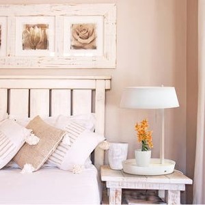 lot 366 image: Hagen - 18 White Table Lamp with Concave Tray - USB - Retail $103.90