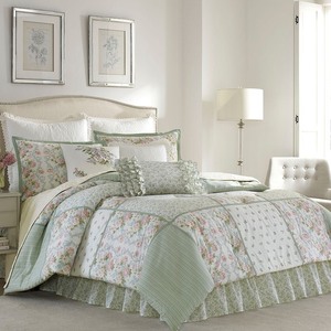 lot 378 image: Laura Ashley - Full Harper Green Comforter Set - Retail $183.00