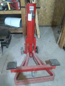 lot 131 image: Strongway 2500lb Air Bumper Jack