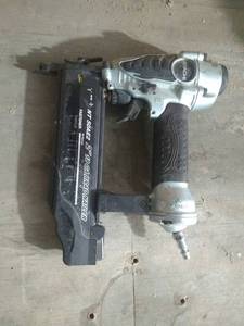 lot 205 image: Hitachi 2in 18ga Pneumatic Brad Nailer