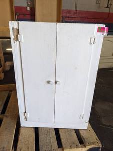 lot 22368 image: White cabinet w 3 shelves - damaged