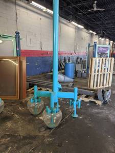 lot 22396 image: Outdoor light pole - blue - missing 2 globes