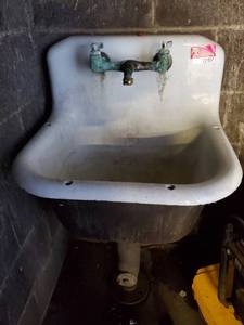 lot 22407 image: Cast Iron Sink