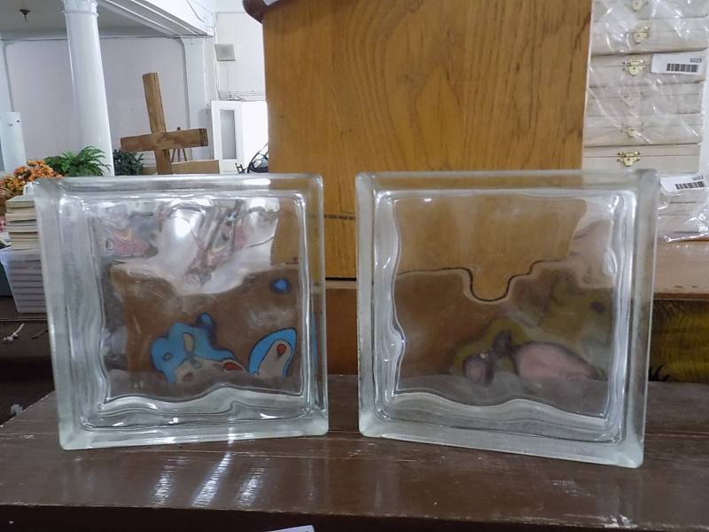 lot 5026 image: 2 Vintage Glass Blocks