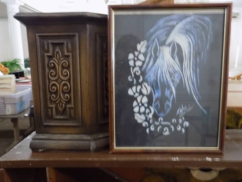 lot 5027 image: Framed Horse Picture & Trash Can