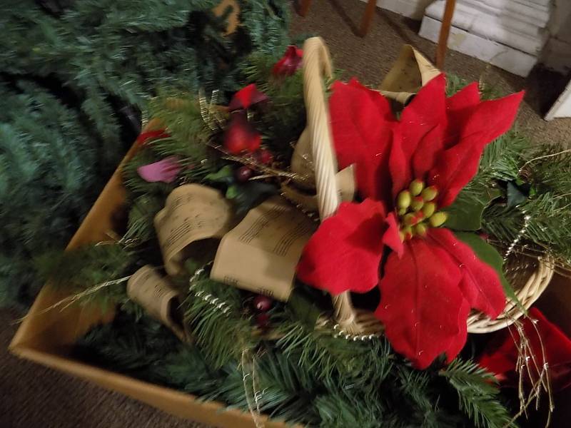 lot 5080 image: Large Chirstmas Lot Tree, Wreaths & More