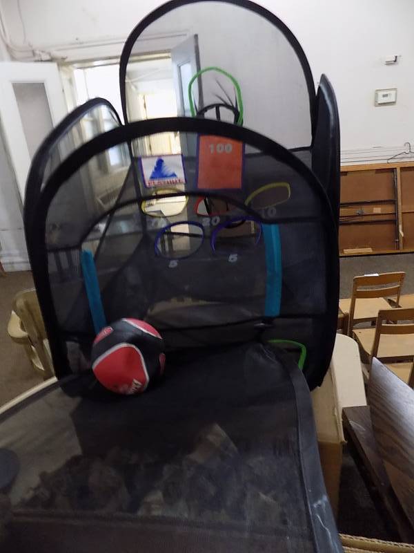 lot 5137 image: Fold Up Mesh Ski Ball