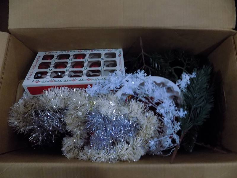 lot 5139 image: Christmas Ornaments & Greenery (3 boxes)
