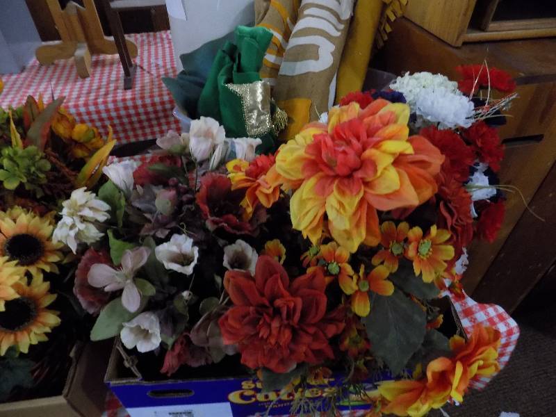 lot 5176 image: Silk Flower Arrangements