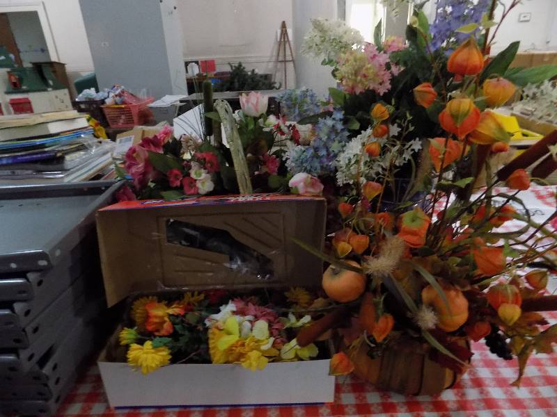 lot 5206 image: Silk Flower Arrangements