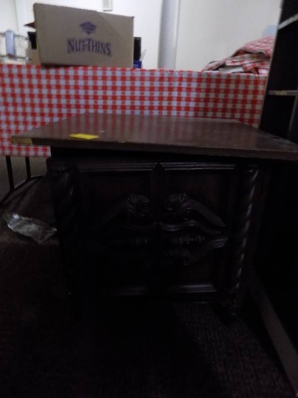 lot 5218 image: End Table