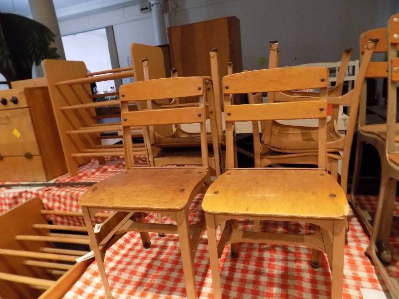 lot 5231 image: Student Chairs - 13 In high (6 ea)