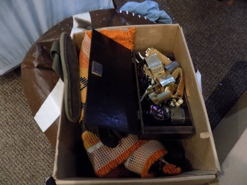 lot 5242 image: Theater Sandals & Jewelry