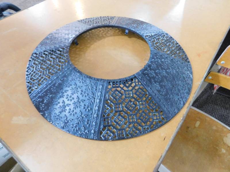 lot 5301 image: Lighting Fixture Metal Medallion