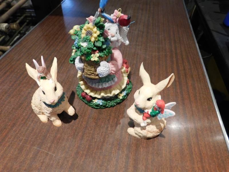 lot 5370 image: Bunny Figurines (3 ea)