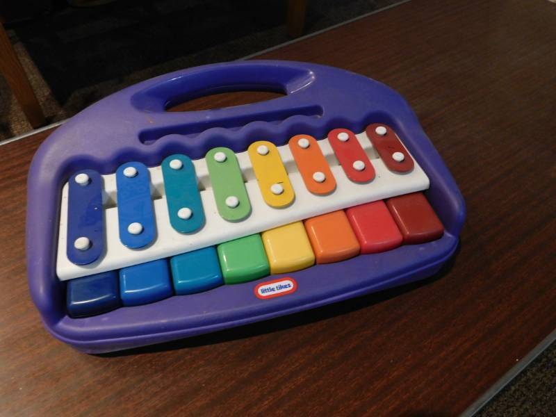 lot 5381 image: Little Tikes Piano