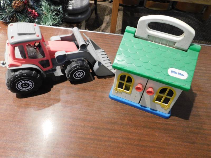 lot 5382 image: Doll House & Construction Venicle