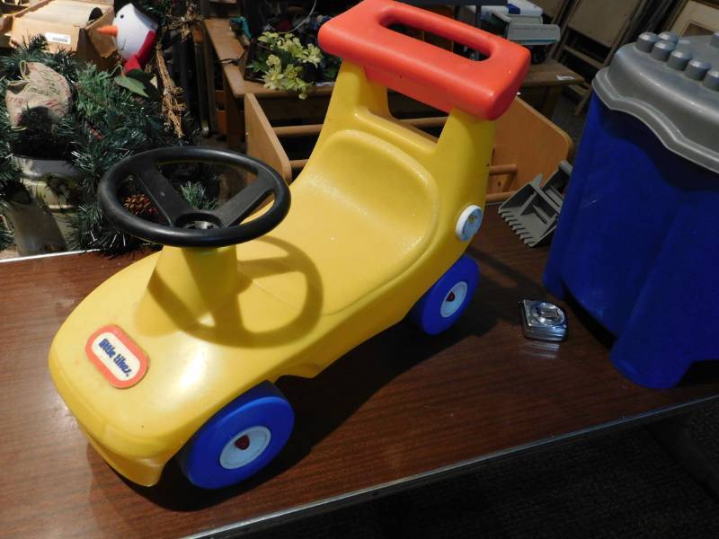 lot 5385 image: Little Tikes Car