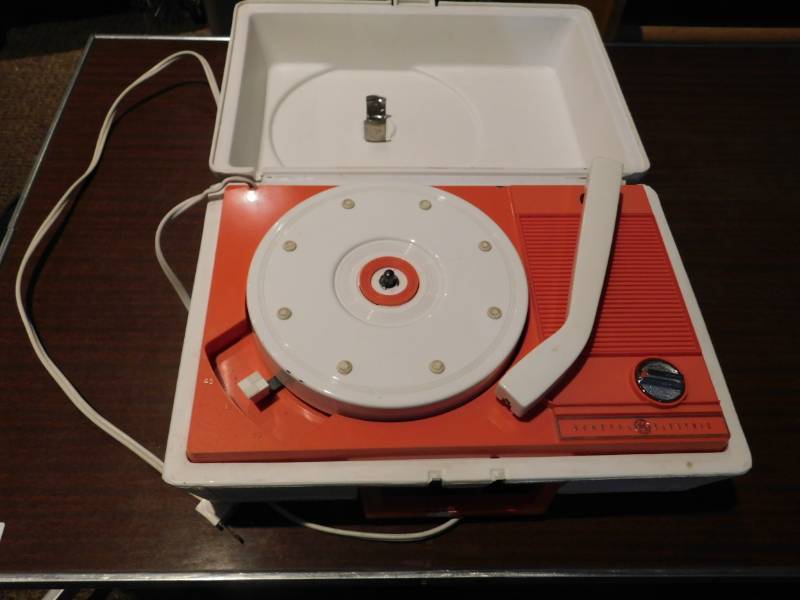 lot 5386 image: GE Portable Phonograph