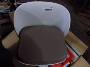 lot 5285 image: Small Portable Booster Seat