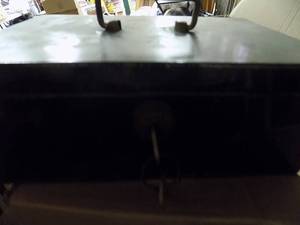 lot 5610 image: Vintage Metal Lock Box wKey