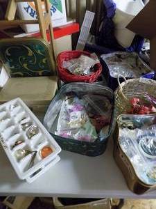 lot 5520 image: Vintage Jewelry Lot