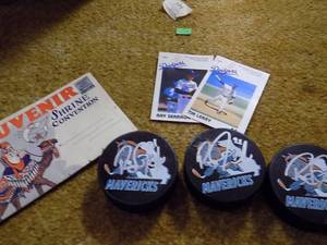 lot 5630 image: Signed Hockey Pucks (3 ea) & Baseball Cards