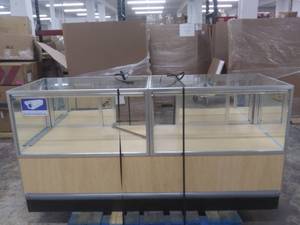 lot 4933 image: Retail Jewelry Display Case. Has Crack In Mirror.