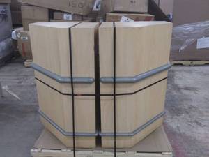 lot 4934 image: Retail Jewelry Display Case With Ends. Glass Has Crack On One End.