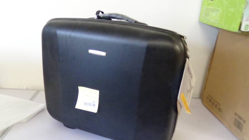 lot 3057 image: Xenon 17 Rolling Briefcase black