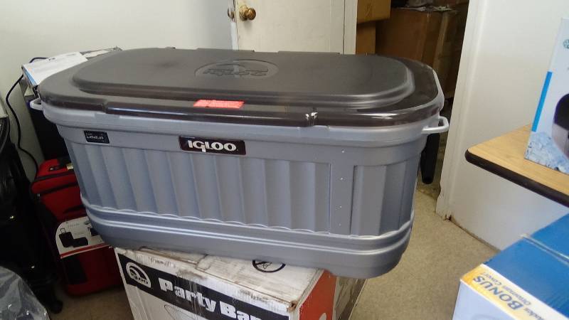 lot 3052 image: Igloo Party Bar Cooler