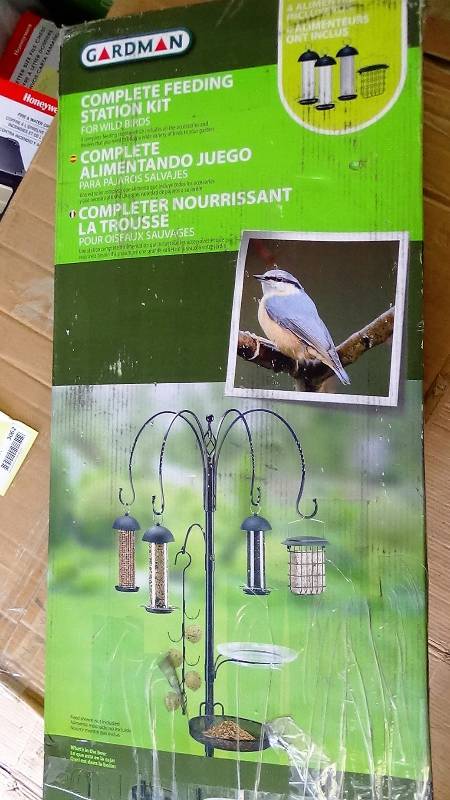 lot 3003 image: Gardman Bird Feeding Station Kit