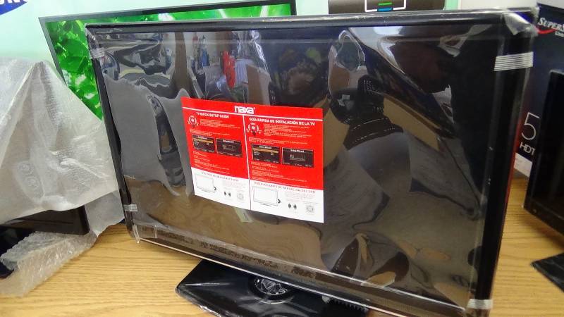 lot 3029 image: NAXA 24 Widescreen HD LED TV