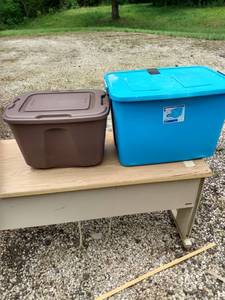 lot 413 image: 2 totes one brown one blue