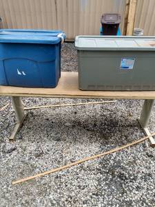 lot 414 image: 2 large totes one blue one gray