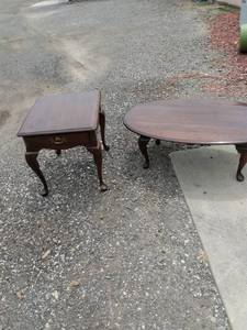 lot 429 image: Queen Anne style coffee table and end table with drawer