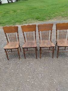 lot 431 image: 4 matching spindle back oak chairs