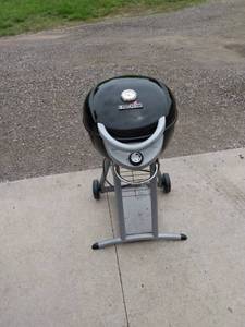 lot 432 image: Used Char-broil TRU Infrared electric grill plugged in gets hot comes with paperwork nice and clean also has cover