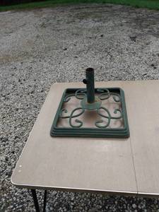 lot 442 image: wrought iron umbrella base 19 inches square