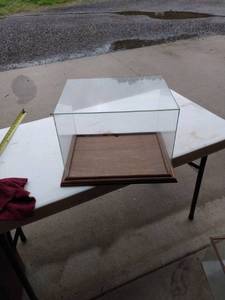 lot 462 image: plexiglass and wood showcase 15 in wide 13 in deep 11 in tall