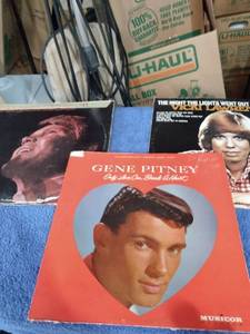 lot 519 image: 3 collectible LPS Glen Campbell - Vicki Lawrence - Gene Pitney all have minor scratches