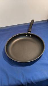 lot 1452 image: Cuisinart Skillet
