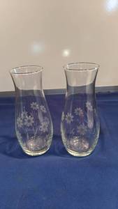 lot 1465 image: two 7-in vases