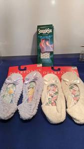 lot 1509 image: two dearfoams slipper size nine and a half to ten and a half and womens snuggle sock one fits all