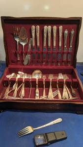 lot 1532 image: Holmes and Edwards inlaid silverware in case
