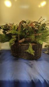 lot 1540 image: basket with Greenly 14x17