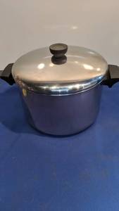 lot 1553 image: Revere ware six quarts stainless steel pot