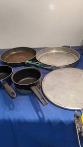lot 1555 image: Skilplet two skillet screens round pan and two saucepans