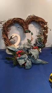 lot 1565 image: swan wreath